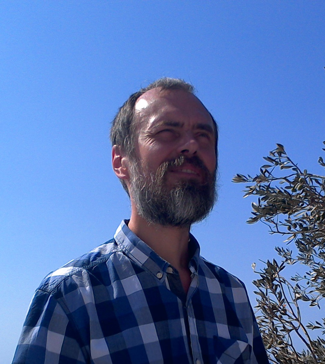 zdjęcie portretowe profesora Józefa Kuffla na niebieskim tle